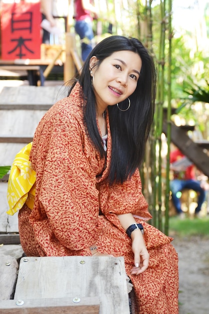 Photo portrait of smiling young woman