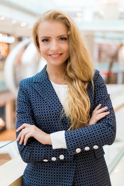 Foto ritratto di una giovane donna sorridente