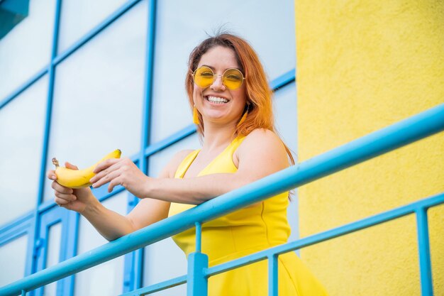 Foto ritratto di una giovane donna sorridente