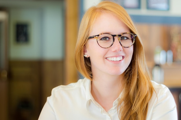 Foto ritratto di una giovane donna sorridente