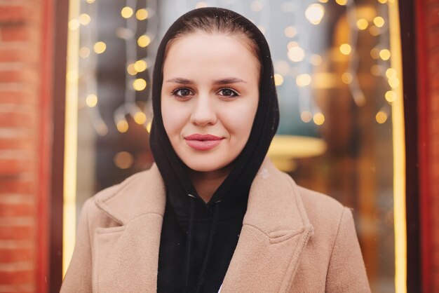 Photo portrait of smiling young woman