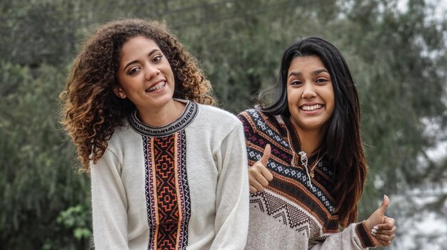 Foto ritratto di una giovane donna sorridente