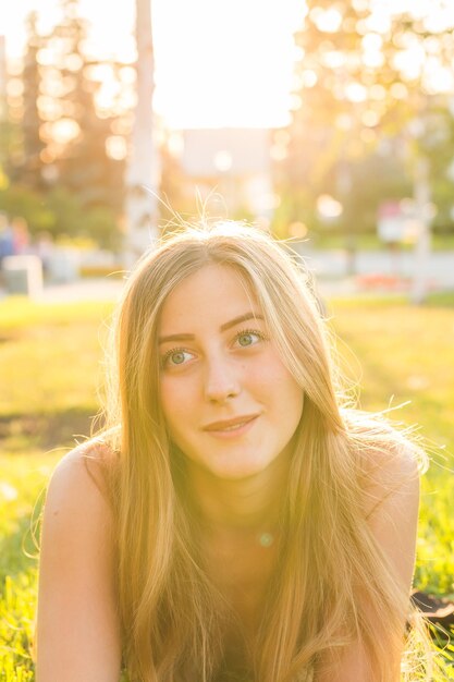 Foto ritratto di una giovane donna sorridente