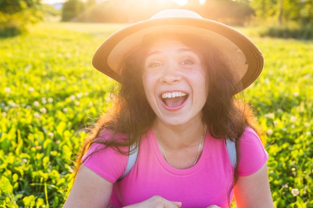 Foto ritratto di una giovane donna sorridente