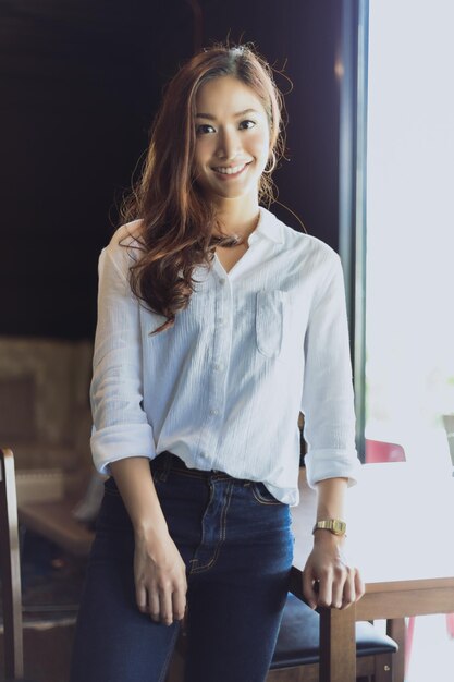 Photo portrait of a smiling young woman