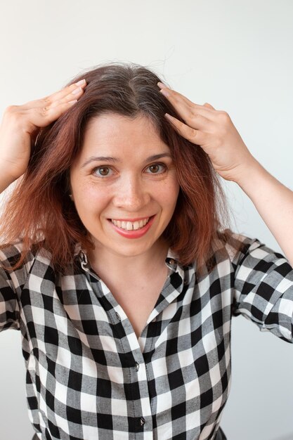 Foto ritratto di una giovane donna sorridente