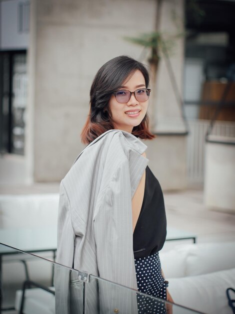 Photo portrait of a smiling young woman