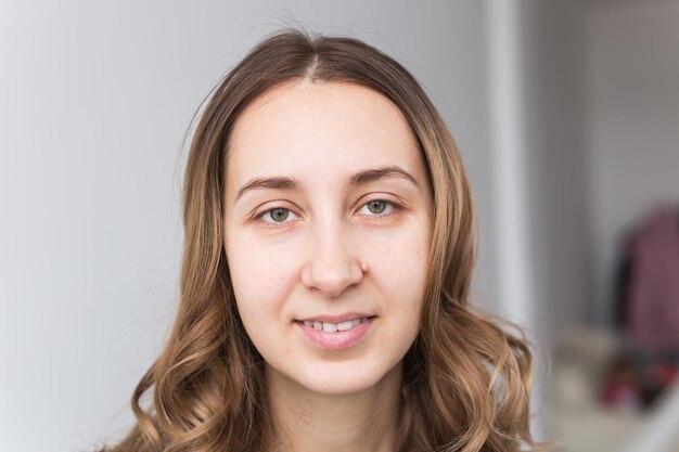 Photo portrait of a smiling young woman