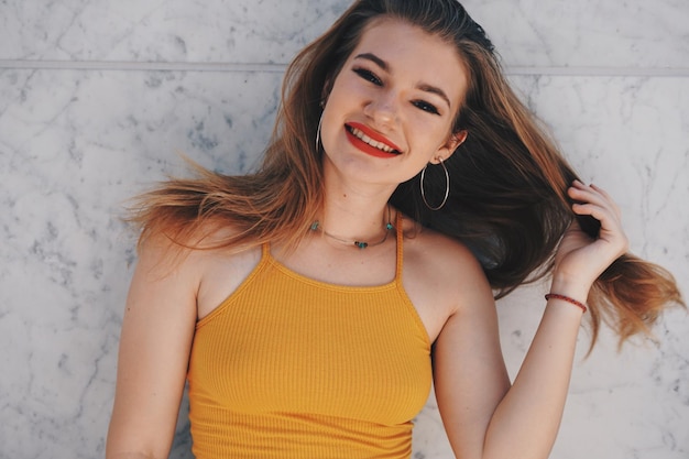 Photo portrait of smiling young woman