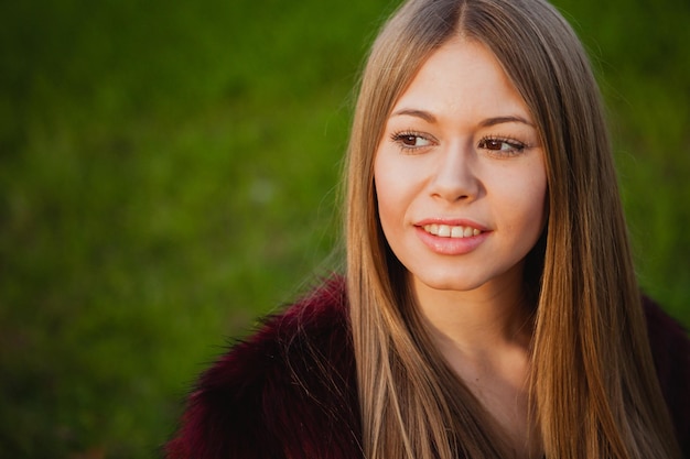 Photo portrait of smiling young woman