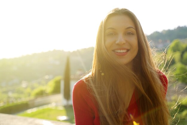 Foto ritratto di giovane donna sorridente