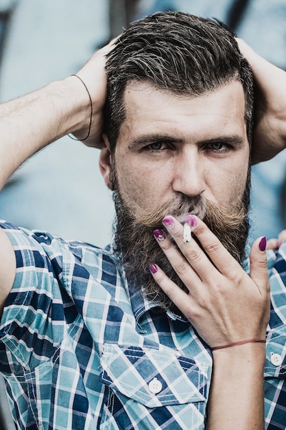 Ritratto di uomo che fuma all'aperto