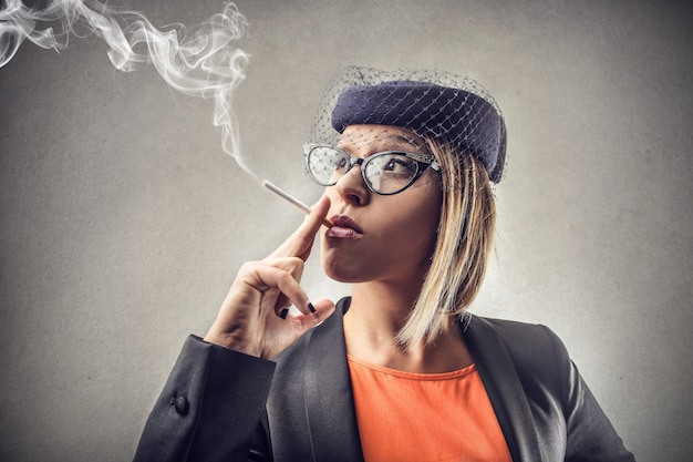 Photo portrait of a smoking woman