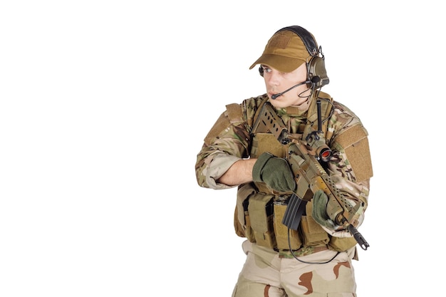 Портрет солдата или частного военного подрядчика, держащего автоматическую винтовочную военную технологию армейского оружия и концепцию людей Изображение на белом фоне