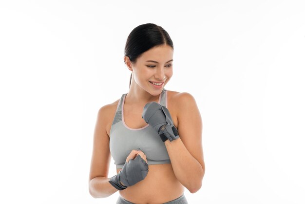 Foto ritratto sport bellezza in forma corpo snello donna in abbigliamento sportivo rilassarsi e guardare camara fare fitness esercizio allenamento dieta conceptfitness e stile di vita sano su sfondo bianco