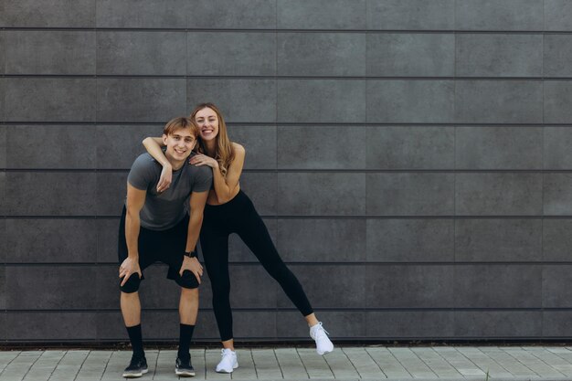 Photo portrait of a sport couple hugging and smiling copy space