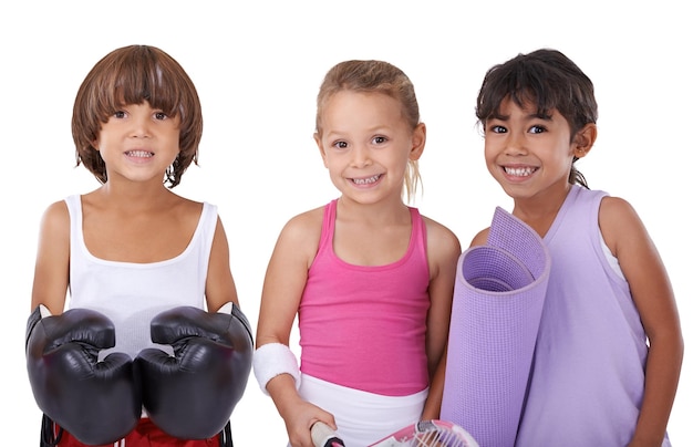 Foto ritratto sport e esercizio con bambini o amici in studio isolati su sfondo bianco per il benessere o l'addestramento fitness sanitaria e bambini insieme per il gioco di tennis yoga o allenamento di boxe