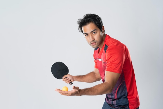 Photo portrait of sports man male athlete playing table tennis isolated