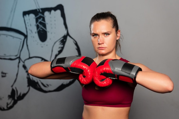 ボクシングの手袋をかぶったスポーツの女性の肖像画
