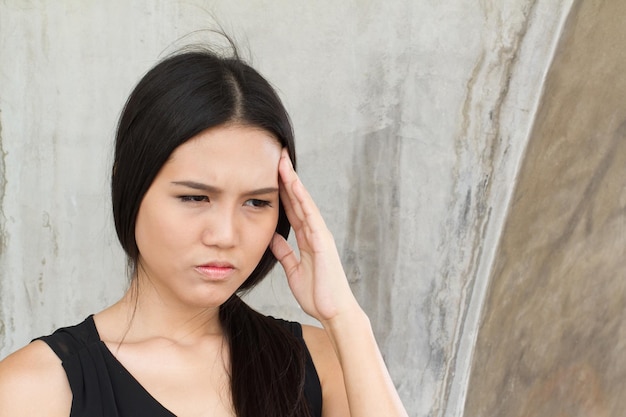 Ritratto di donna stressata con una sbornia di emicrania da stress da mal di testa