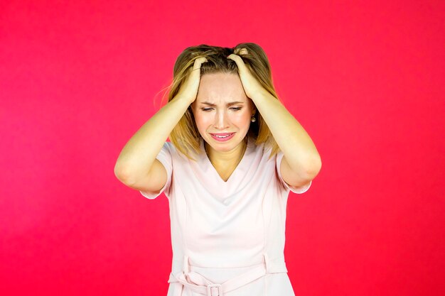 Foto ritratto di donna stressante che piange in studio