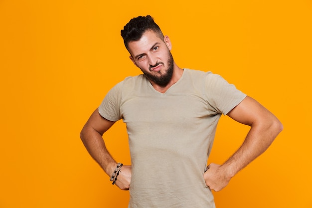 Photo portrait of a strong young casual man