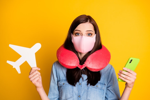 マスク旅行ネッククッション使用スマートフォンホールドホワイトペーパーカード飛行機で学生の女の子の肖像画