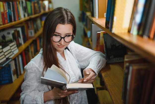 Ritratto di una studentessa che studia in biblioteca