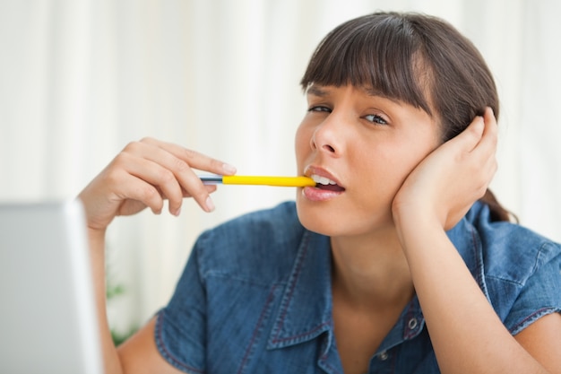 이 숙제에 대 한 그녀의 머리를 긁 적 학생의 초상화