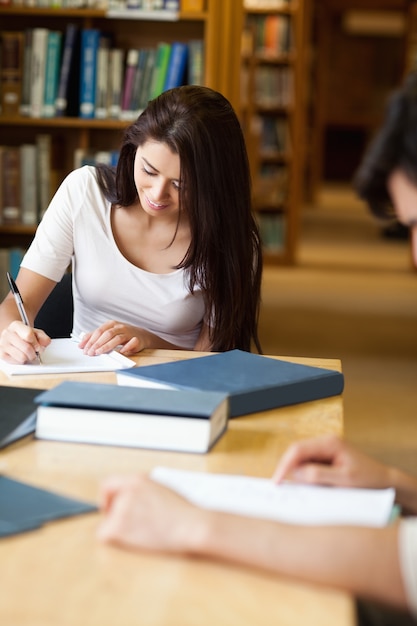 Ritratto di uno studente che scrive una carta