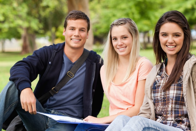 Foto ritratto di studenti che studiano