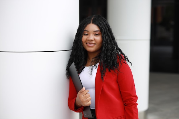 Photo portrait of stylish african american woman in red jacket