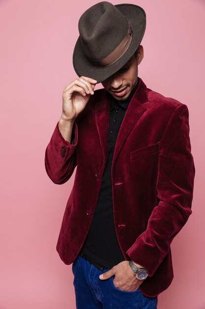 Foto ritratto di un uomo afroamericano alla moda nella posa del cappello e della giacca