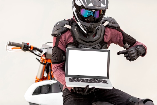 Photo portrait of stylish motorbike rider with laptop