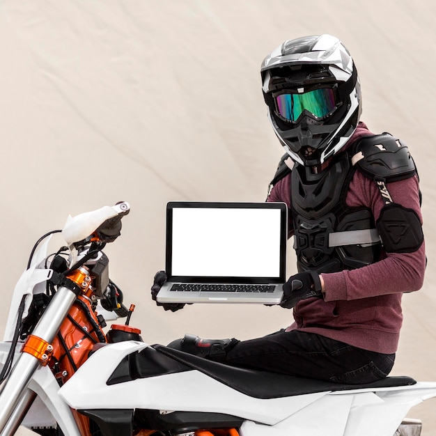 Photo portrait of stylish rider holding laptop