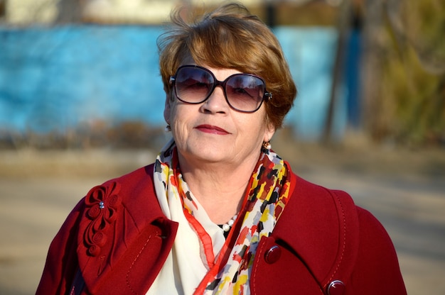 Photo portrait of stylish senior woman looking at the camera