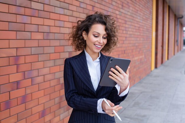 Photo portrait of a successful business woman in front of modern business building young manager