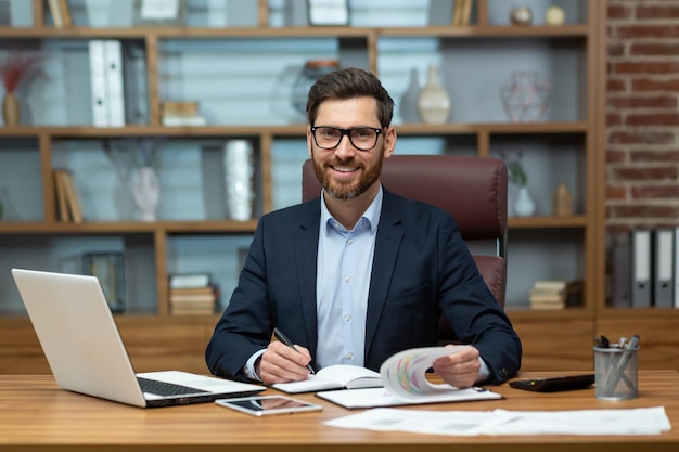 Photo portrait of successful and happy mature financier senior businessman with beard and glasses smiling