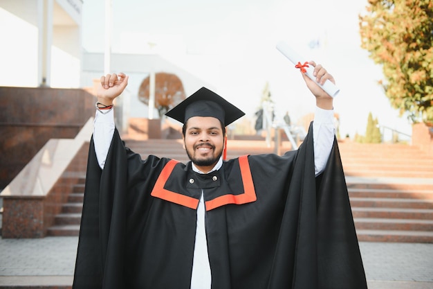 Портрет успешного индийского студента в выпускном платье