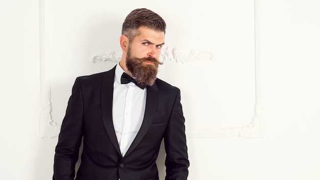 Портрет успешного сексуального мужчины бизнесмена, длинной бородой. Бородатый мужчина в костюме, красота, мода. Красивый бородатый бизнесмен в классическом костюме. Миллионер в элегантном костюме.
