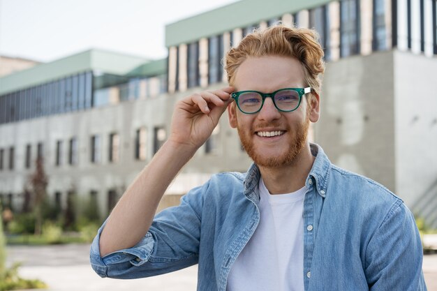 Ritratto di studente di successo guardando il concetto di istruzione della fotocamera