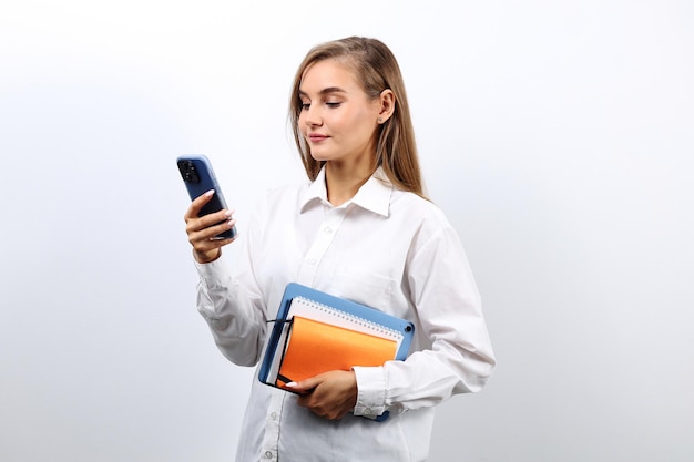 Портрет успешной молодой бизнесменки со смартфоном в руке