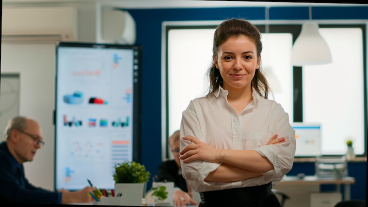 Photo portrait of successful young entrepreneur standing looking at camera crossing arms and smiling. manager working in professional start up financial business, modern company workplace ready for meeting