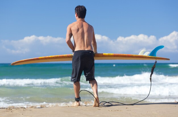 Ritratto di surfer con longboard