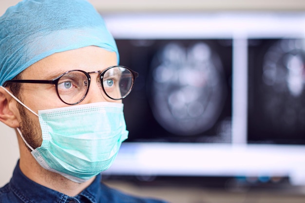 Ritratto di un medico chirurgo in uniforme presso lo studio medico