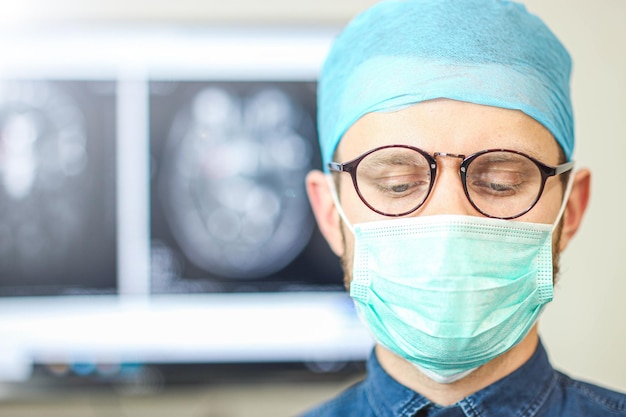 Ritratto di un medico chirurgo in uniforme presso lo studio medico