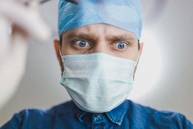 Ritratto di un medico chirurgo in uniforme presso lo studio medico