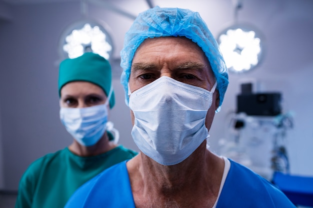 Портрет хирургов в хирургической маске в операционном зале