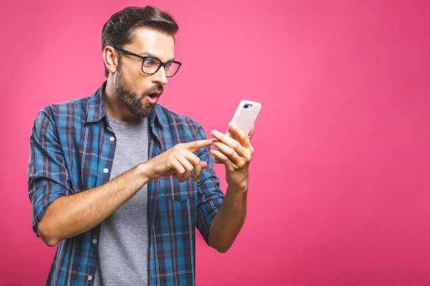 携帯電話を見て驚いたのカジュアルな男の肖像