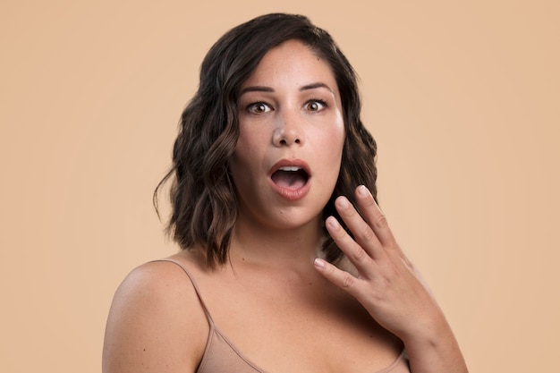 Photo portrait of surprised woman